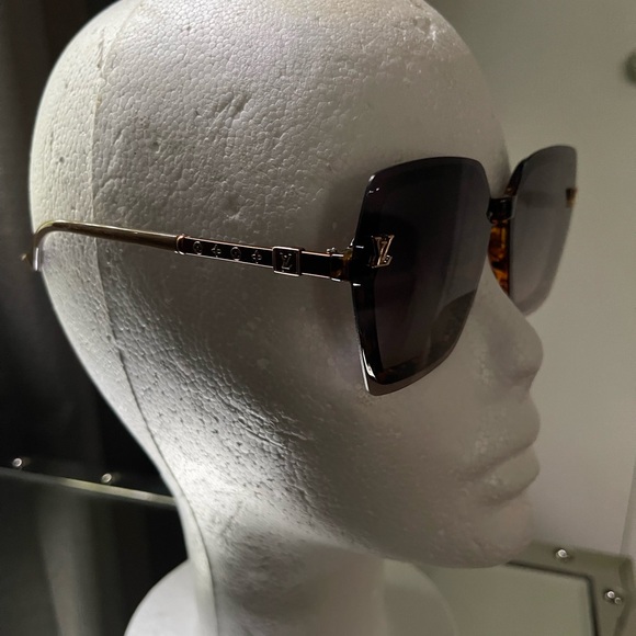 Beautiful Sunglasses 🕶️ - Picture 3 of 8
